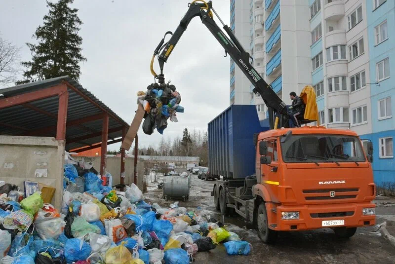 Вывоз бытового мусора в Старой Руссе с погрузкой в октябре