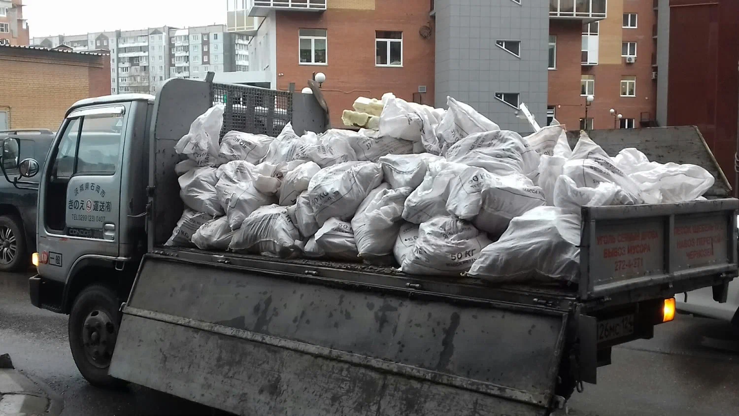 Вывоз строительного мусора в Старой Руссе в октябре