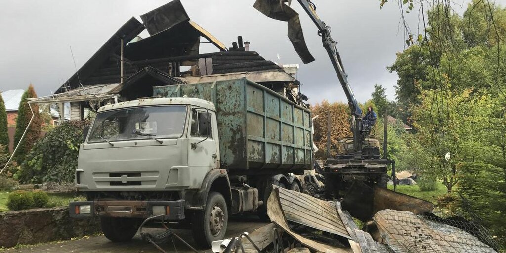 Вывоз мусора после пожара с утилизацией в Старой Руссе в октябре