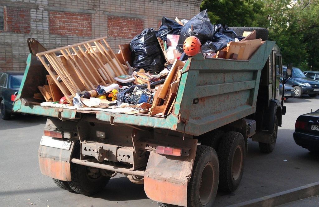 Вывоз мусора из магазина в Старой Руссе от ПроМусор: услуги, цена от 1783 руб., утилизация отходов