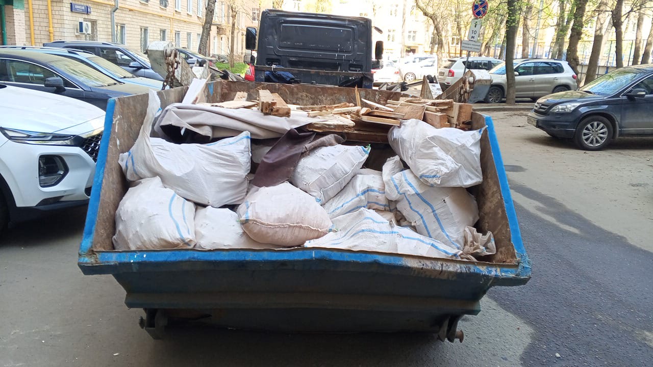 Вывоз мусора из магазина в Старой Руссе в октябре
