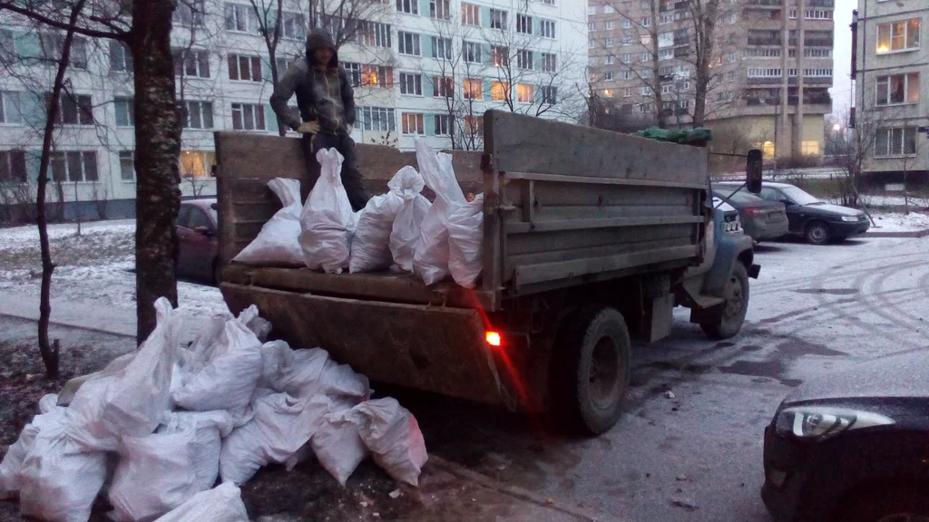 Вывоз мусора в мешках в Старой Руссе в октябре