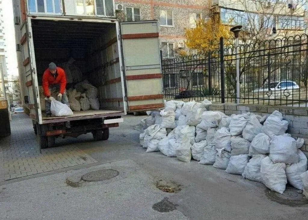 Вывоз мусора после переезда в Старой Руссе в октябре