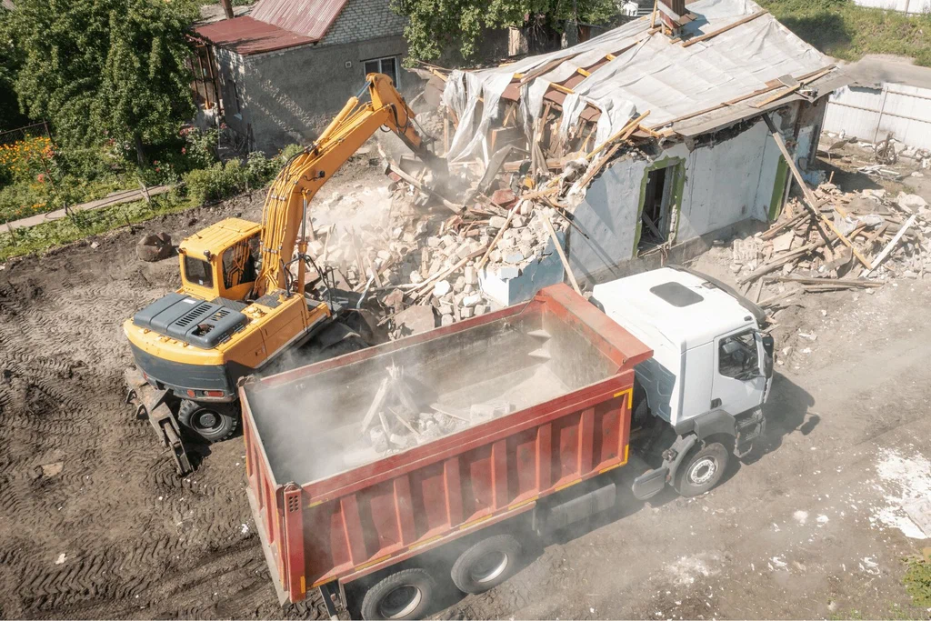 Вывоз мусора после сноса зданий с выездом в Старой Руссе в октябре