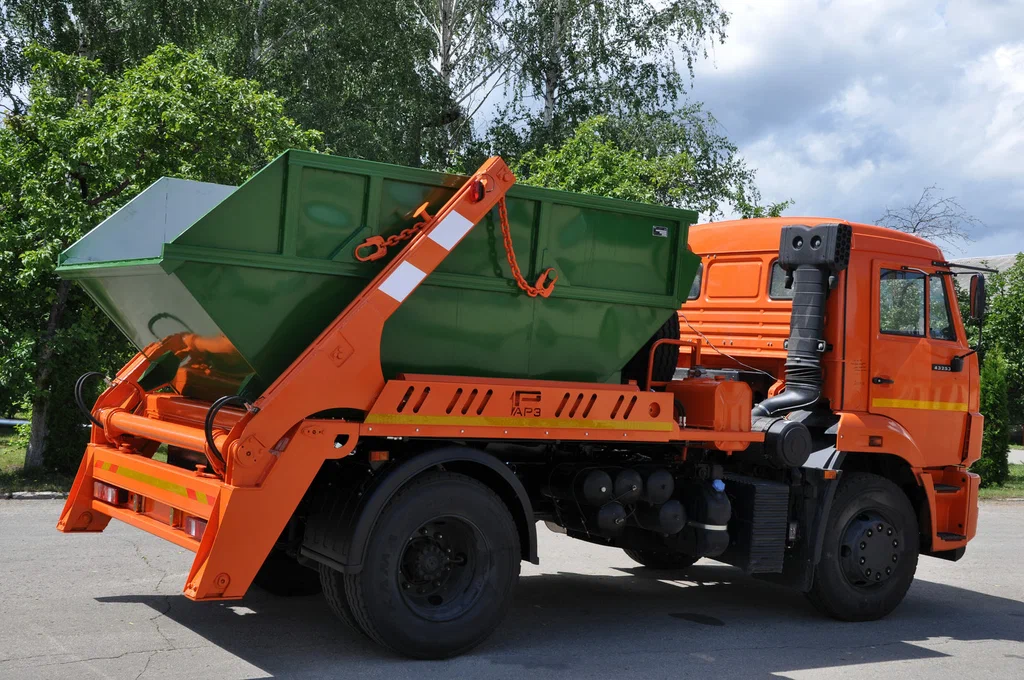 Заказ бункеровоза для вывоза мусора и отходов в Старой Руссе в октябре