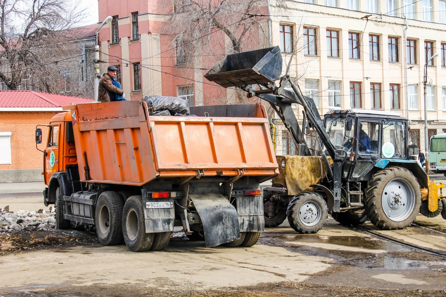 Вывоз мусора Камазом в Старой Руссе – аренда и заказ Камаза 10 тонн от 2395 руб. в ПроМусор
