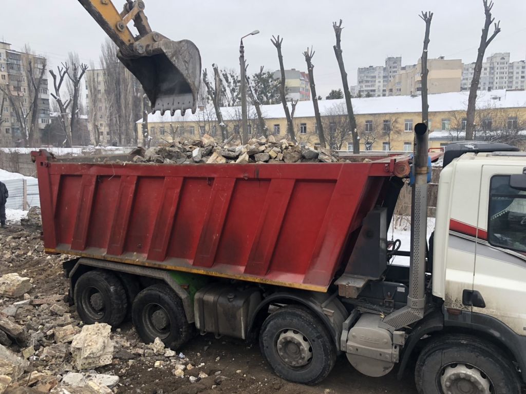 Вывоз мусора Камазом в Старой Руссе в октябре