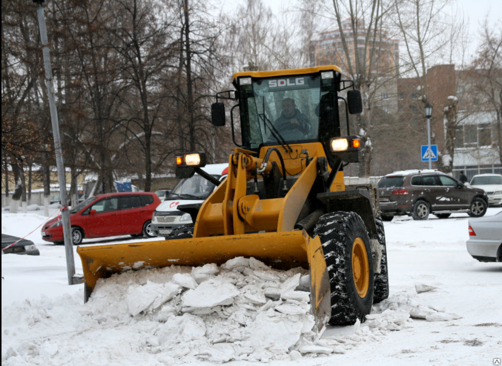 Аренда трактора для уборки снега в Старой Руссе от ПроМусор – цена от 1019 руб., быстро и недорого
