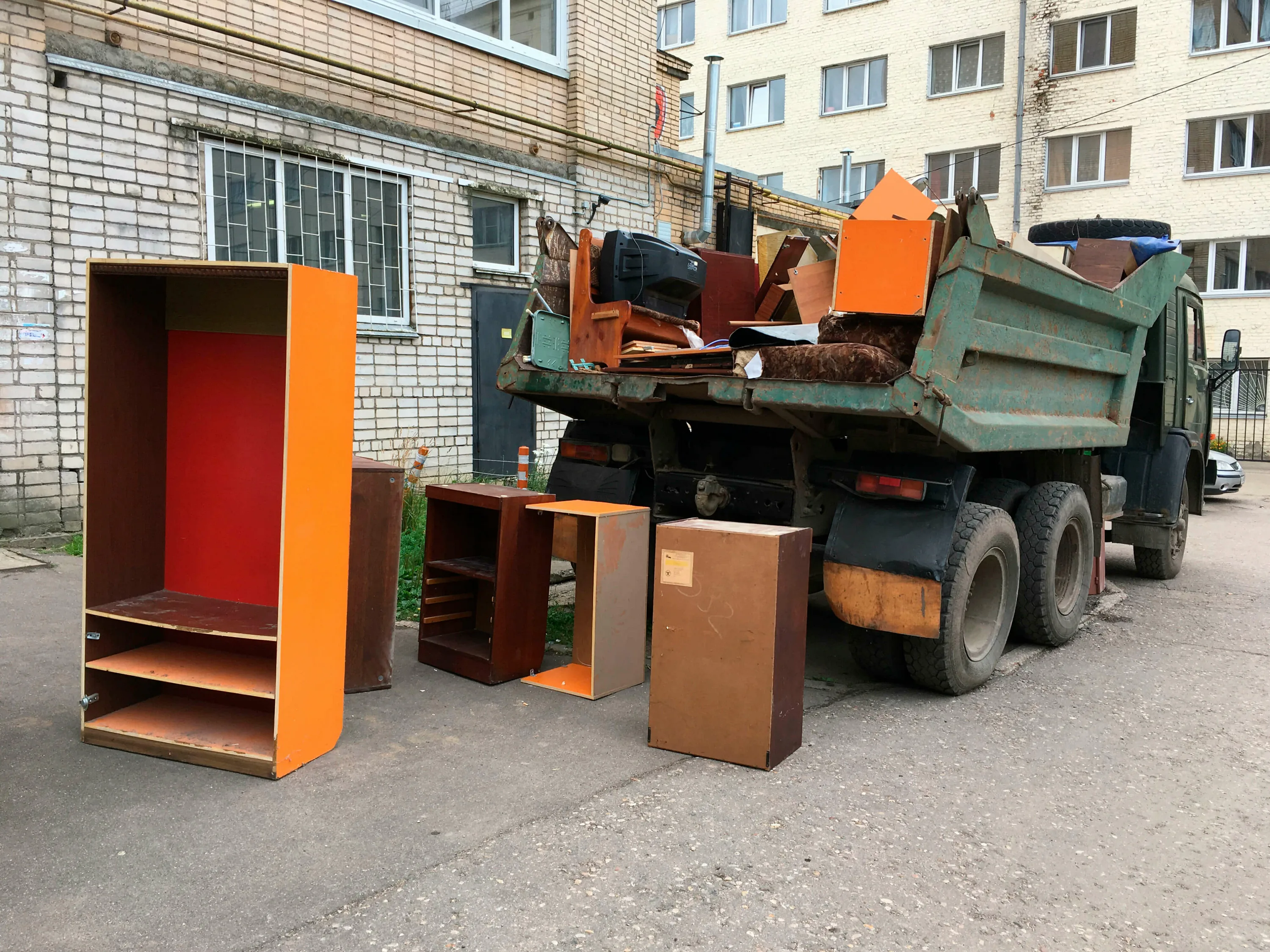 Утилизация старой мебели с вывозом и разбором в Старой Руссе в октябре