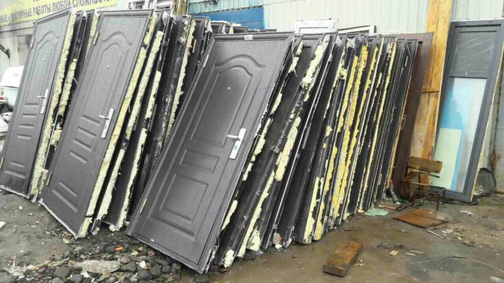 Вывоз металлических дверей с утилизацией в Старой Руссе в октябре