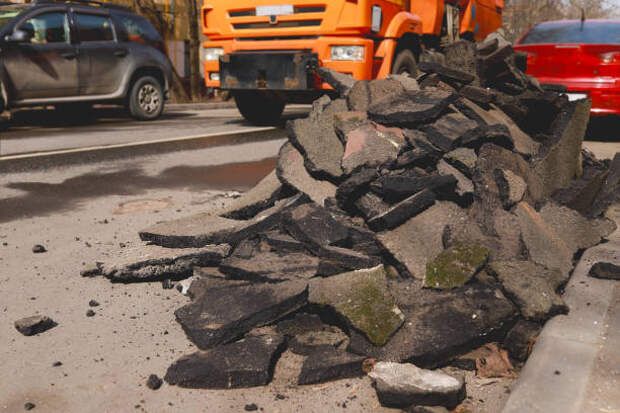 Вывоз асфальтового скола с утилизацией в Старой Руссе в октябре