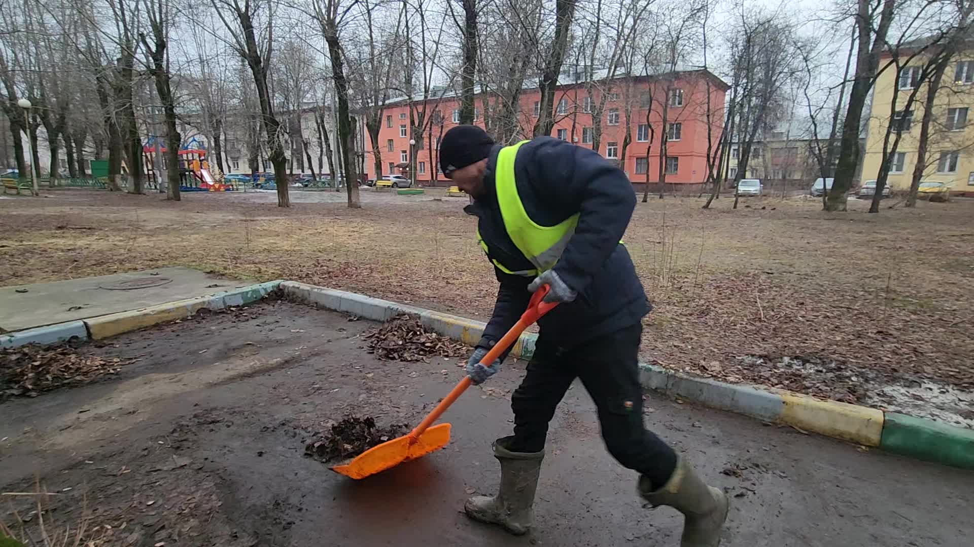Уборка территорий в Старой Руссе в октябре
