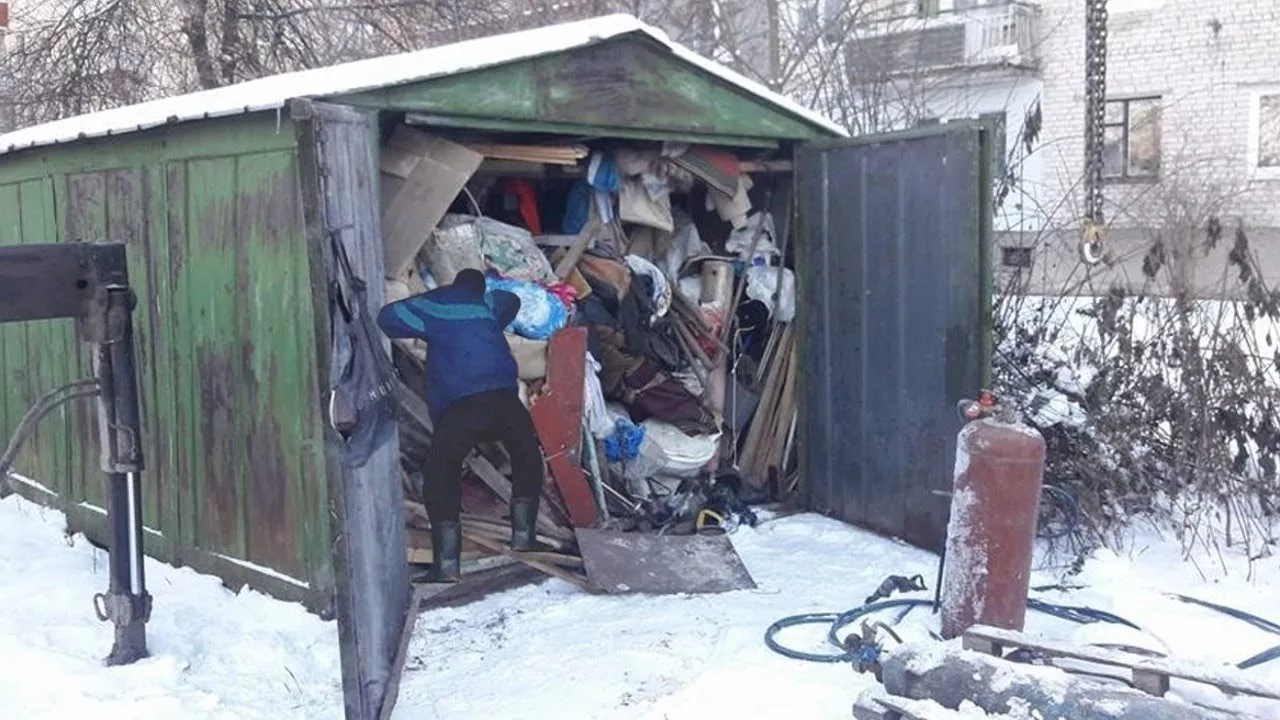 Вывоз мусора из гаража с гарантией чистоты в Старой Руссе в октябре