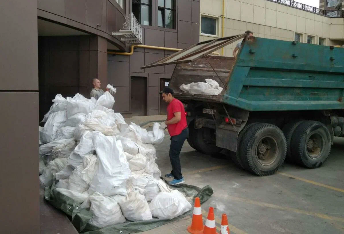 Вывоз мусора из подвала в Старой Руссе от ПроМусор – уборка, разбор завалов и очистка, цены от 2446 руб