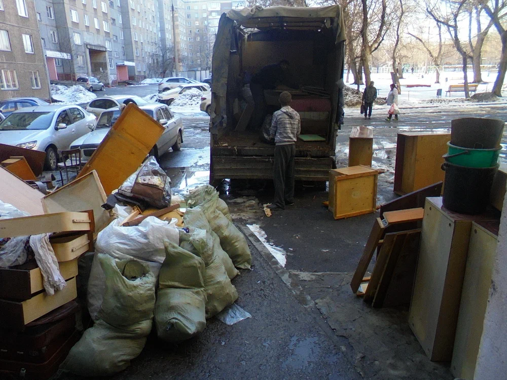 Вывоз мусора из подвала с утилизацией в Старой Руссе в октябре