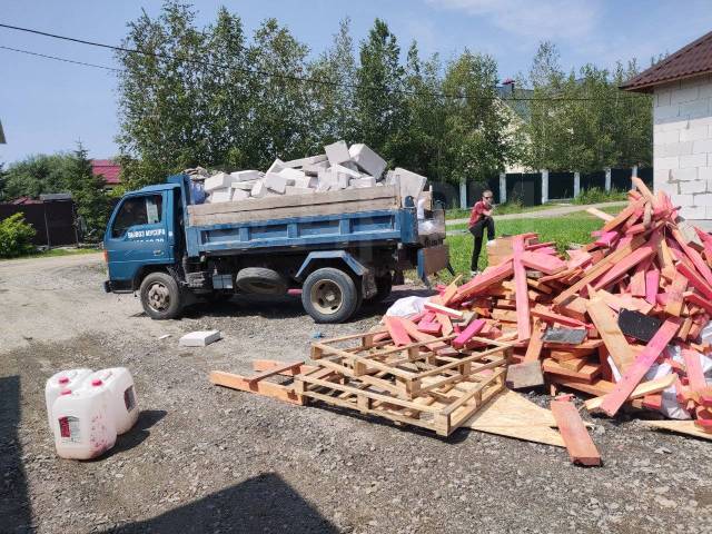 Вывоз мусора с чердака в Старой Руссе в октябре