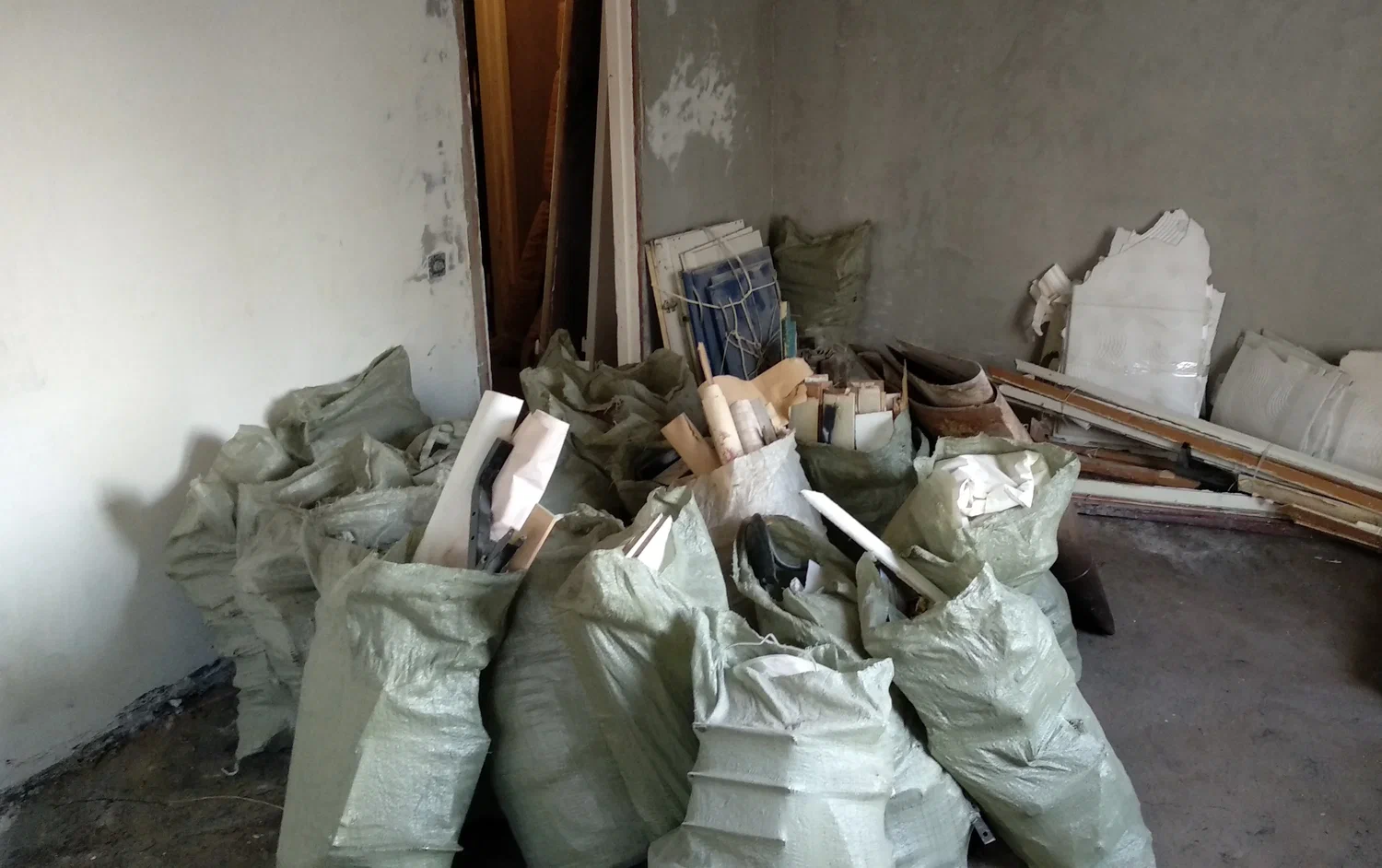 Уборка строительного мусора с вывозом и утилизацией в Старой Руссе в октябре