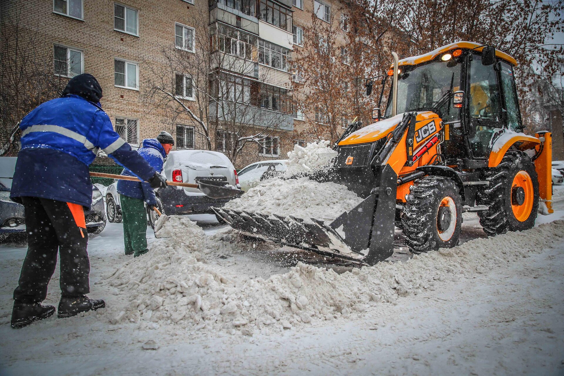 Очистка дворов от снега и наледи в Старой Руссе — уборка снега, трактор и ручная, цены от 510 руб. | ПроМусор