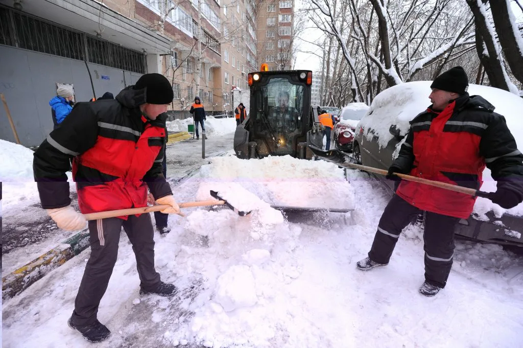 Очистка дворов от снега с гарантией результата в Старой Руссе в октябре