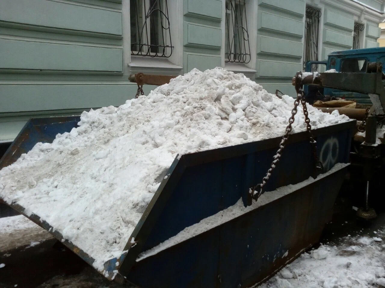 Вывоз снега контейнерами в Старой Руссе в октябре