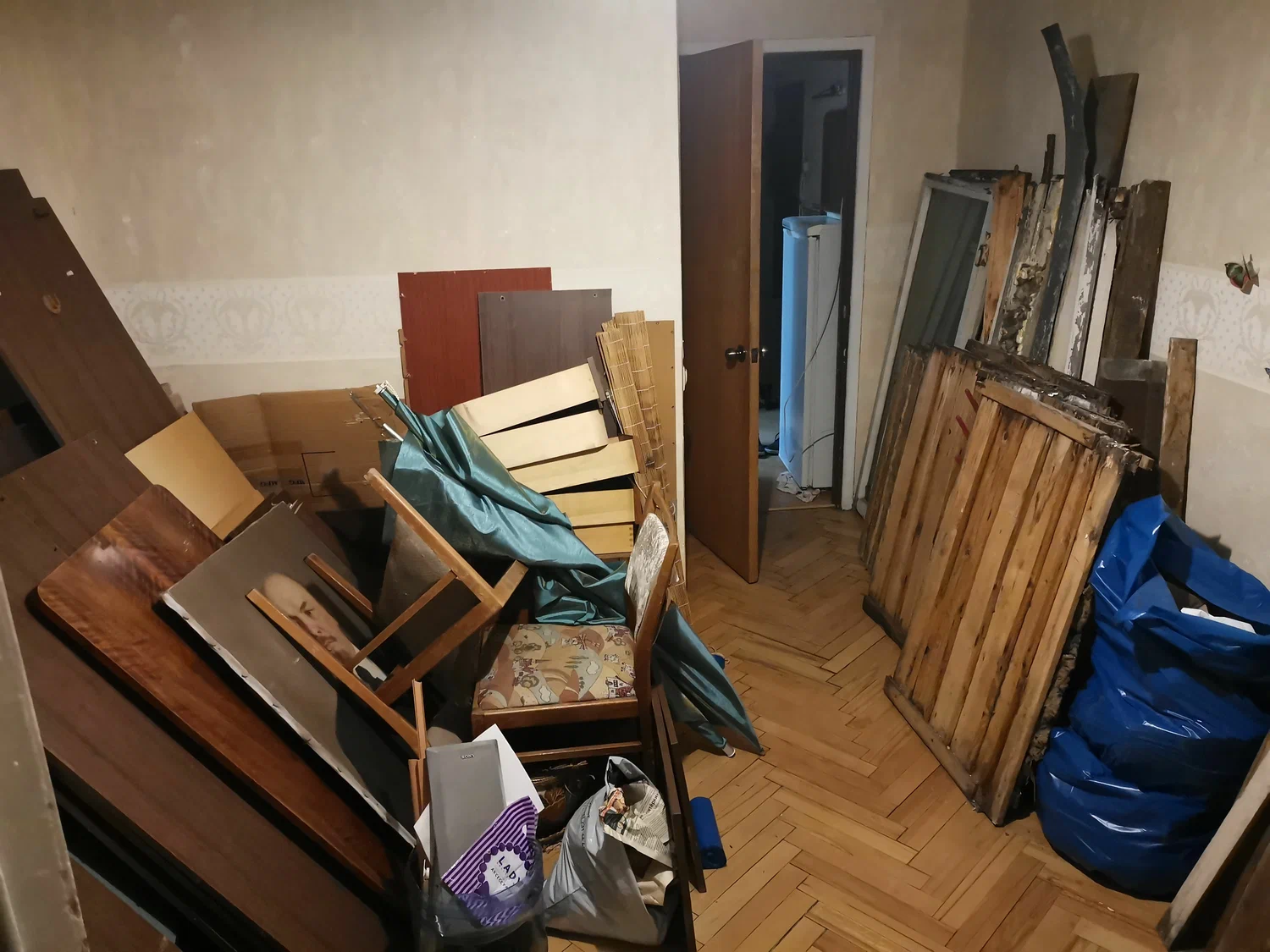 Демонтаж мебели с вывозом и утилизацией в Старой Руссе в октябре