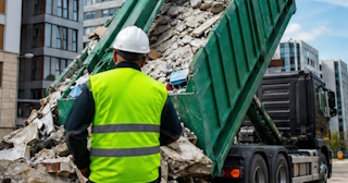 Вывоз строительного мусора в Старой Руссе: услуги лицензированной компании — ПроМусор